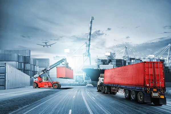 Logistikk - importere bakgrunn og transportindustri for lasteskip som frakter containere – stockfoto