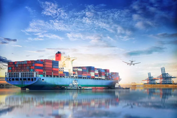 Логистика и транспортировка международных контейнерных грузовых судов и грузовых самолетов в океане — стоковое фото