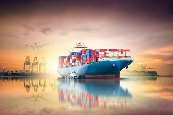 Lojistik ve taşımacılık uluslararası konteyner kargo gemisi ve kargo uçağının okyanusa — Stok fotoğraf