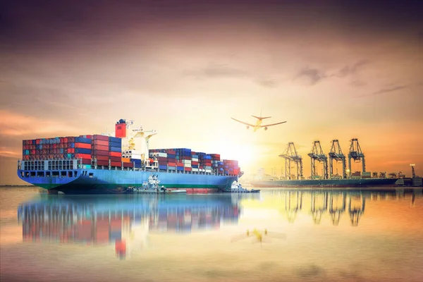 Logística y transporte de contenedores internacionales Buque de carga y avión de carga en el océano — Foto de Stock