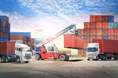 Lojistik ithalat ihracat arka plan ve konteyner kutu yükleme limanı, işleme forklift sanayi ulaşım