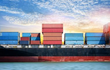 Lojistik ithalat ihracat arka planını seaport günbatımı gökyüzü üzerinde konteyner kargo gemisiyle