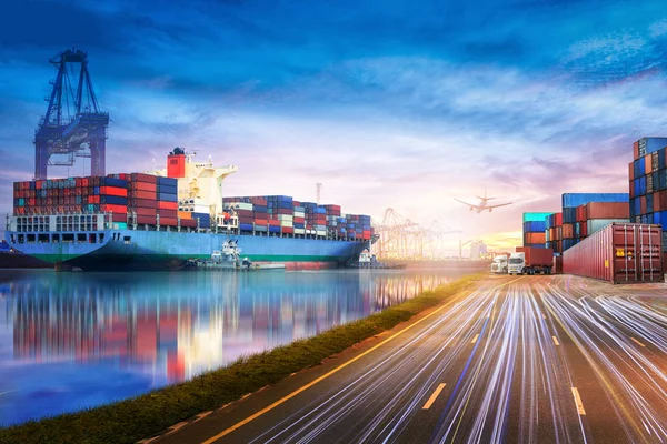 Logistyka i transport międzynarodowy ładunków kontenerowych statków i ładunku płaszczyzny w Oceanie — Zdjęcie stockowe