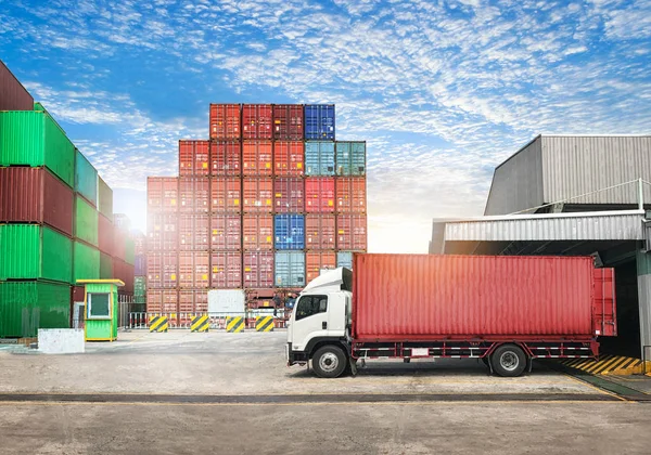 Transportul de marfă descărcarea camioanelor containere în logistica depozitului import fundal export — Fotografie, imagine de stoc