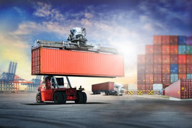 Lojistik ithalat ihracat arka plan ve konteyner kutu yükleme limanında işleme forklift sanayi ulaşım