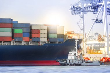 Lojistik ithalat ihracat arka planını seaport üzerinde mavi gökyüzü, navlun taşımacılık konteyner kargo gemisiyle