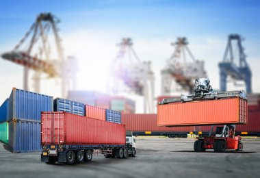 Lojistik ithalat ihracat arka plan ve konteyner kutu yükleme limanında işleme forklift sanayi ulaşım