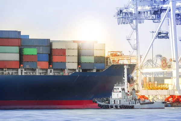 Lojistik ithalat ihracat arka planını seaport üzerinde mavi gökyüzü, navlun taşımacılık konteyner kargo gemisiyle