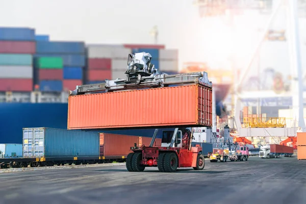 Logistica importazione esportazione sfondo e industria di trasporto di movimentazione carrello elevatore contenitore carico in porto — Foto Stock