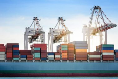 Lojistik ithalat ihracat arka planını seaport üzerinde mavi gökyüzü, navlun taşımacılık konteyner kargo gemisiyle