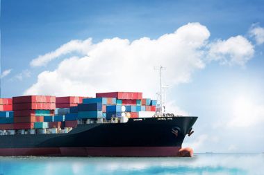 Lojistik ithalat ihracat arka planını seaport üzerinde mavi gökyüzü, navlun taşımacılık konteyner kargo gemisiyle