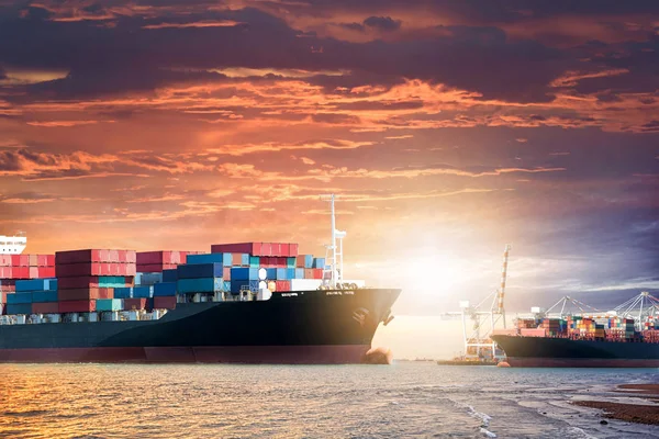 Lojistik ithalat ihracat arka planını Okyanusu günbatımı gökyüzü, yük taşımacılığı, konteyner kargo gemisi — Stok fotoğraf