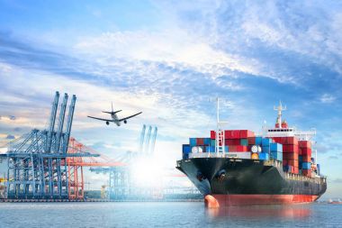 Yük taşıma, nakliye, lojistik ve taşımacılık uluslararası konteyner kargo gemisi ve kargo uçağının okyanusa alacakaranlık gökyüzü, içinde