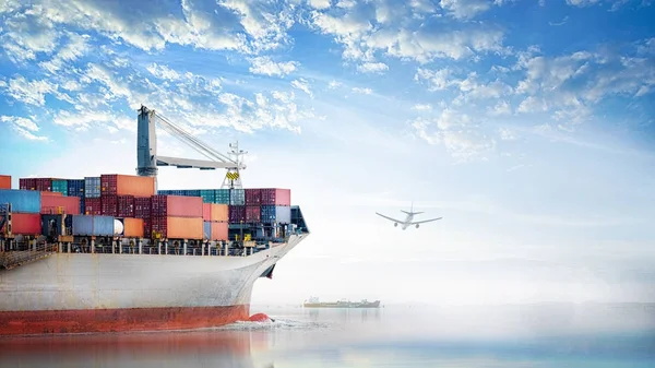 物流と夕焼け空の海の国際コンテナー貨物船と貨物飛行機の輸送貨物輸送 運送業 — ストック写真