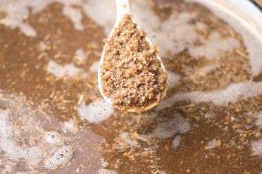 ev biralarından kaliteli malt yapma işlemi. Kraft bira arpa üzerinden bir