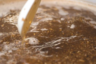 ev biralarından kaliteli malt yapma işlemi. Kraft bira arpa üzerinden bir