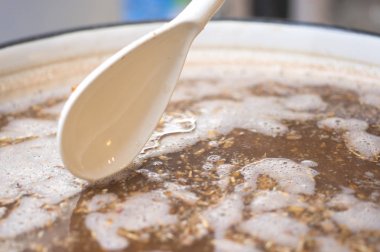 ev biralarından kaliteli malt yapma işlemi. Kraft bira arpa üzerinden bir