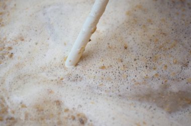 ev biralarından kaliteli malt yapma işlemi. Kraft bira arpa üzerinden bir