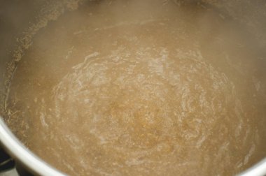 ev biralarından kaliteli malt yapma işlemi. Zanaat bira arpa üzerinden bir