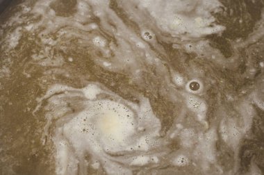 Yeşil preslenmiş h döşeme sonra bira kaynar yüzeyi