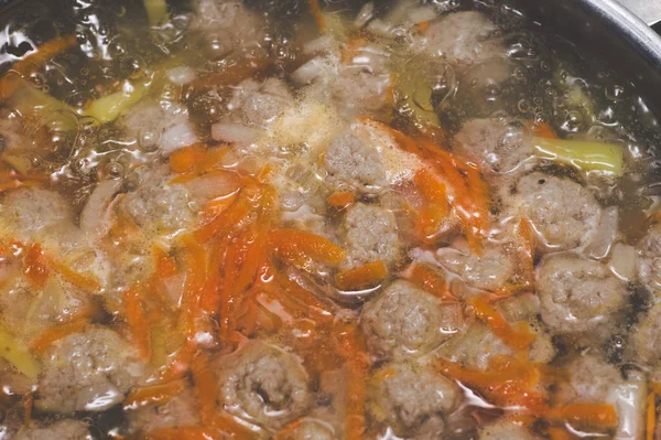 Sopa con albóndigas y pasta preparan en proceso. Sopa hirviendo i —  Fotos de Stock