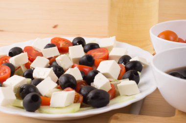 Yunan salatası sebze, beyaz peynir, Siyah Zeytin süreç içinde
