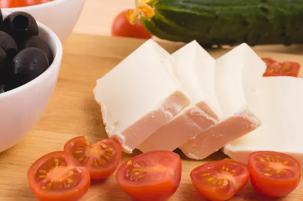 Ensalada griega con verduras, queso feta, aceitunas negras en proces —  Fotos de Stock