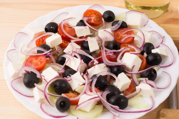 Greek salad with vegetables, feta cheese, onion and black olives — Stock Photo, Image