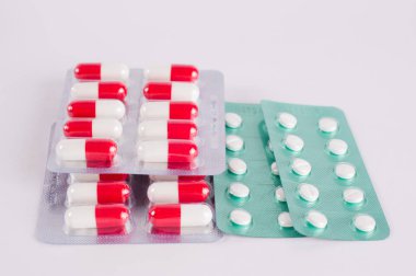 Beyaz tabletler, hap ve kapsül blister kutu içinde. İlaç tr