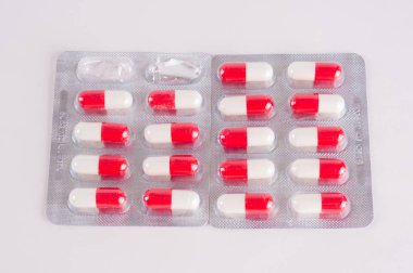 Beyaz ve kırmızı kapsül blister kutu içinde. İlaç tedavisi. H