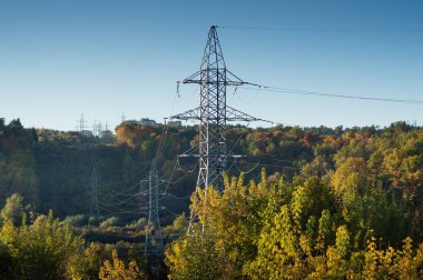 yüksek gerilim sonrası sonbahar orman. Yüksek gerilim kule gökyüzü backg