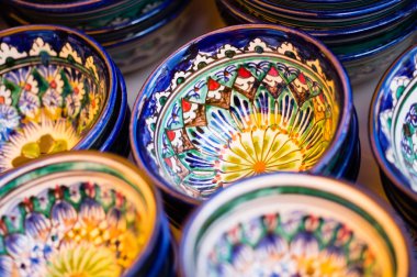 Oryantal tarzı desenlerle küçük kase parlak co ile boyalı