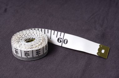 inç, santimetre kasette bir arka plan gri kumaş