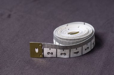 inç, santimetre kasette bir arka plan gri kumaş