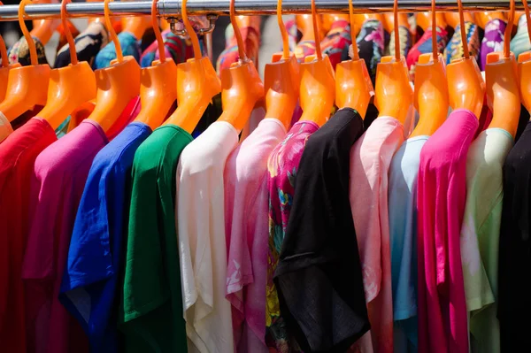 Bir panayır satışa askıları çok renkli T-shirt