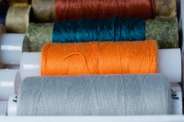 Çok renkli çeşitli dikiş ipliği büyüğe bir kutu içinde kullanılan bir 