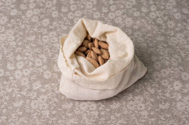 Kemiklerin bir Erik keten bir gra arka plan üzerinde bir tuval çanta