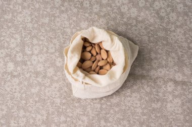 Kemiklerin bir Erik keten bir gra arka plan üzerinde bir tuval çanta