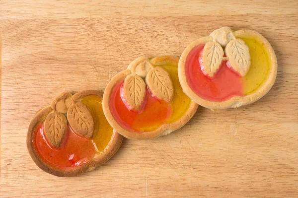 Cookies in the shape of apple with marmalade on background of a — Stock Photo, Image
