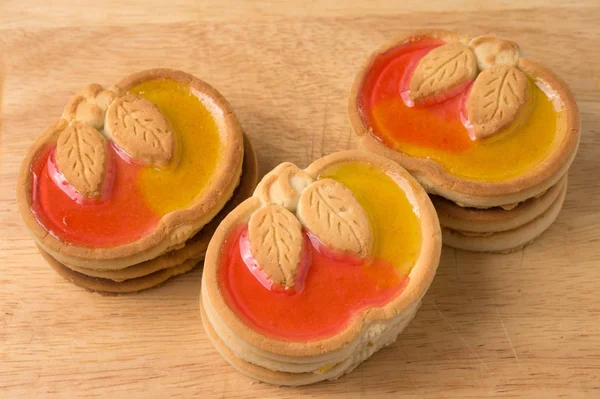 Cookies in the shape of apple with marmalade on the background o — Stock Photo, Image