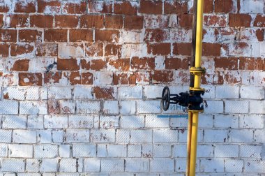 Çok renkli peeling duvar, sarı boru, doku ve arka plan. 