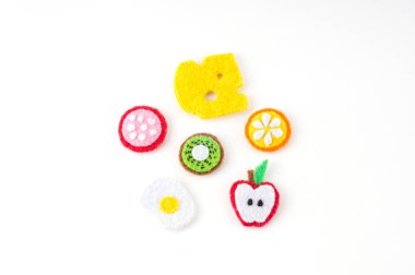 Meyve ve gıda şeklinde el yapımı oyuncak keçe yaptım. Kapat