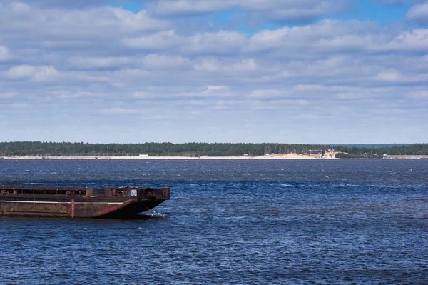 Barcaça descarregada num rio azul. Floresta no horizonte. Rio Por — Fotografia de Stock