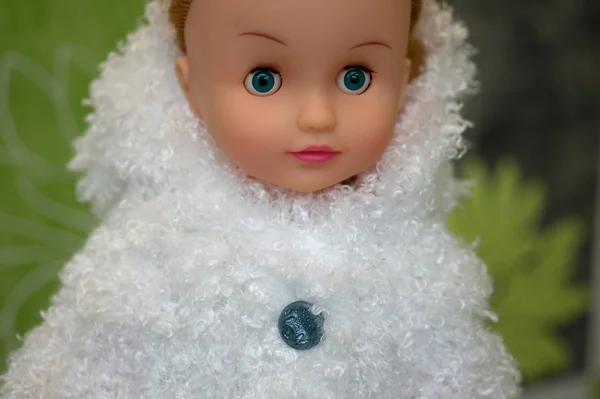 Roupa caseira de bonecas de olhos azuis - um casaco de peles. Feito à mão. DIY — Fotografia de Stock