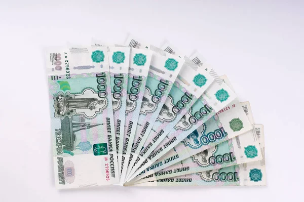 Een stapel van duizend-roebel bankbiljetten, geld verspreid. Russische c — Stockfoto