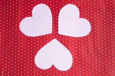 Beyaz kupa kağıdı kırmızı bir arka plan üzerinde oyulmuş. Sevgililer 