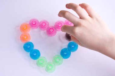 Kalpler gelen beyaz renkli bobin dikiş. Sevgililer günü gr