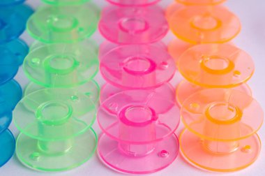 Dikiş makine için çok renkli plastik bobin