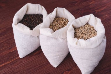 Açık renkli, karamel, çikolata malt bir torbada. Craft gelen bira bira