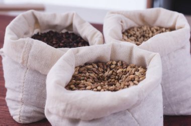 Açık renkli, karamel, çikolata malt bir torbada. Craft gelen bira bira